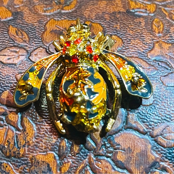 RARE! Joan Rivers “Fall Bee” Signed With Crystals & high quality enamel! - Picture 1 of 16